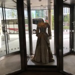 Thon Hotel Opera - 1F回転自動ドア中央部にドレスが