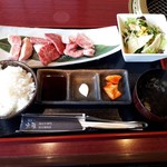 京雅 - 生しぼりにんにくの三点ランチ
            サラダのドレッシングがフレンチから胡麻になってました。市販のだと思うけど、胡麻のほうがいいですね。