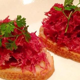 “Kato Beef Shop Yamagata Beef Corned Beef Bruschetta” goes great with wine.