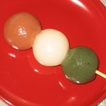 出町ふたば - 「かぶきだんご」です。三色が歌舞伎の垂れ幕の色からだと思います。