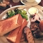 パーラー江古田 - トーストセットよく焼き980円。税抜き 20180524 ドリップコーヒーに深煎りのエチオピア。スライスパンは、バケットとレーズンクルミ、ベリーベーグル。とてもとてもおいしかったです。(^○^)