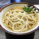 Serufu Udon Koduchi - 冷かけうどん
                      出汁は鰹と昆布が良く効いてるぅ
                      塩分はわりかし強めで飲み干したら喉が乾く系
                      硬めの麺と良く絡む