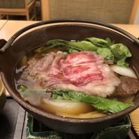 弁慶 - ◆割り下ではなくお出汁で煮られています。 「すき焼き」ではなく「牛すき」と書かれていますので、お味付が異なるのかしら。 生卵がないのでお尋ねしましたら、出汁の入った「温泉卵」と共に頂くそう。