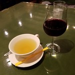 Pampurona - 「レモンジンジャーティー (300円)」と「グラスワイン 赤 (590円)」
