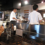 柳麺 ちゃぶ屋 - Ｕ字カウンター中心にあるオープンキッチン♪