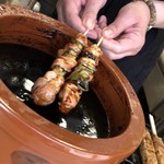 やきとり 幸喜 - 秘伝のたれにそーっと絡めます