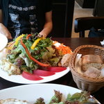 カフェ エメ・ヴィベール - サラダ　スープ　パンが付いてます