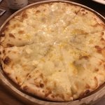 ビヤホールライオン - 6種チーズのピザ