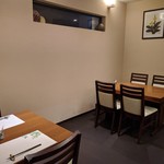 肴とお酒 うを弘 - 店内　テーブル席