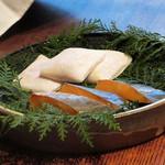 高台寺 和久傳 - 火入れ前の真魚鰹とカラスミ餅('18.3月初旬)