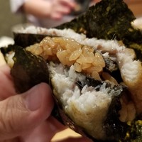 照寿司 - (11)『鰻バーガー』
                    鰻(大分県の鰻ハンター産)の海苔巻き
                    
                    爆発的な加熱された脂の旨み！！
                    この1年で食べた鰻の中ではNo.1
                    炭焼き具合が凄い、「焼き手は鰻屋で10年鰻を焼いてた。」だそうです