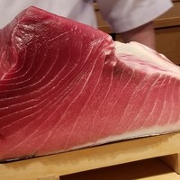 照寿司 - 本鮪(沖縄県産・167kg)
                    日本近海の本鮪の産卵期は春～夏、旬は初秋～冬。
                    本鮪も厳しい時期ですが、本当に良い本鮪です。