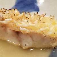 照寿司 - (21)白甘鯛(大分県豊後水道産・3.4kg)の松笠焼きと甘鯛の骨を焼いてから取った出汁茶漬け
                      
                      白甘鯛の鱗はきめ細やかで、柔らかく繊細な食感。
                      炭火焼きの白甘鯛は上品な脂の旨みが楽しめます。