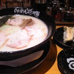 らあめん花月　嵐 - げんこつチャーシューと餃子