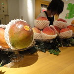 フルーツ・ブティック ゴトウ - カウンターに並んだ旬のフルーツ（これでシロップ作ります）