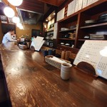 うまいもん屋 櫻 - お店入ってすぐにカウンターがあります。