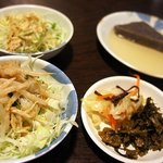 佐賀ラーメン 喰道楽 - ラーメンが来るまで、サラダやお漬物をつまみながら♪