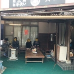 山越うどん - 石油ストーブがいたるところに置いてある