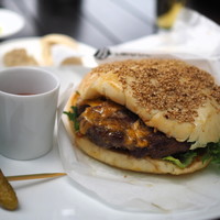 TWO ROOMS - TR BBQ グリルバーガー3,400円