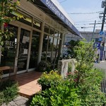 リエルプラス - 道沿いにある大きめなお店です