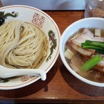 麺処ほん田 - 限定「濃厚昆布水の淡麗つけ麺１０００円」
      中盛り５０円+チャーシュー増し３００円
