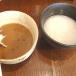 Ramenichikabachika - 右が豚骨スープ