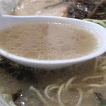 Honkakutonkotsuramembakauma - スープの表面を透明な油の層が覆っており、ギトギト系かなと思ったんですけど、実際は普通レベル。