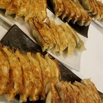 ひろしの餃子亭 - 「にんにく普通餃子」 もちもち✨ の皮を、ぱりぱり✨ に焼いた表面✨ ジュウシーなあん✨ がいいね❗