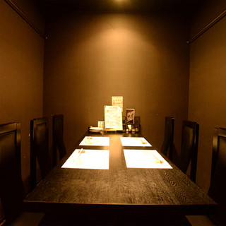 A private room with an elegant atmosphere for business entertainment and dinner parties.