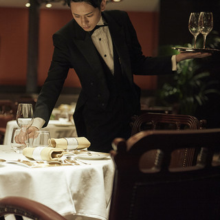 アールヌーヴォーの様式の店内に伝統とモダンが調和する