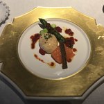 リョウリヤ ステファン パンテル - 山田農園の半熟卵と信州サーモンのスモーク アスパラのグリル フランボワーズソース