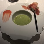 リョウリヤ ステファン パンテル - レタスの冷製スープ ハモン・セラーノ 胡桃のクリーム ブラッドオレンジのソース