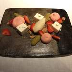 リョウリヤ ステファン パンテル - 山椒のパンナコッタ レモンとオリーブオイルのジェラート いちごのムース イタドリのムース