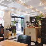 リッスンフード - 店内はモダンなインテリアがあり、開放感があって明るい雰囲気。テラスと観葉植物ですこしだけリゾートっぽさも感じます。