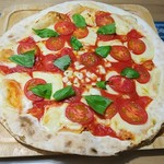 夢や - フレッシュトマトのマルゲリータピッツァ