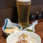 鳥田中 - 2018.5 お通し（400円）天草鱧焼霜 土佐酢ゼリー、庄内産赤みず油炒め、自家製漬物