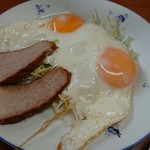 光栄軒 - ビールのお通しには、なんと"チャーシュー付き目玉焼き"が付いた！