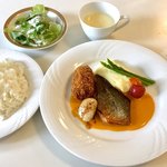 カフェテリア スコラ - 今月のスコラランチ「スズキと帆立貝柱のポワレ ソースアメリケーヌ カニクリーミーコロッケ添え」(冷たいスープ、サラダ、コーヒー付、1080円税込)。