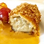 Kafeteriasukora - ”カニクリーミーコロッケ”の断面図。これまで食べたコロッケで最高レベルだった。
