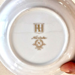 カフェテリア スコラ - サラダの皿の底。(特殊撮影!?) メインの皿やコーヒーカップはさすがにノーブランド。