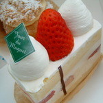 パティスリー ジュー ドゥ ミュゲ - いちごのショートケーキとシュークリーム