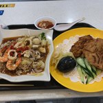 Tiong Bahru Market - 海鮮あんかけ丼に、すり身を揚げたもの