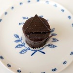 DEMEL - 直径16㎝のお皿にのせました