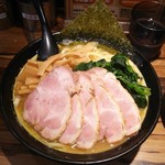 誠屋 - 太麺らーめん・肉入り３点盛り、メンマとほうれん草プラス