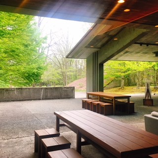 露台座位（可容纳8人）