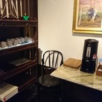 料理宿 ZEN - ギャラリーではセルフサービスでコーヒーが頂けます