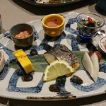 料理宿 ZEN - 朝食のメインのお皿には焼魚や玉子焼き、鶏天、鮭に生たらこなどご飯のすすむオカズ