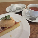 オー・ベリエ - デセール324円と、ランチにセットの紅茶