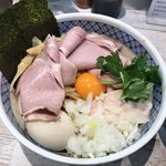 中華そば 四つ葉 - 特製濃厚たまごのまぜそば  ¥1,030
                                             大盛 ¥100
      
      値段もそれなりだが、あしらいは手抜き無しの盛り