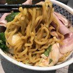 中華そば 四つ葉 - 特製濃厚たまごのまぜそば 
      
      天地返しとまでは中々いかない…